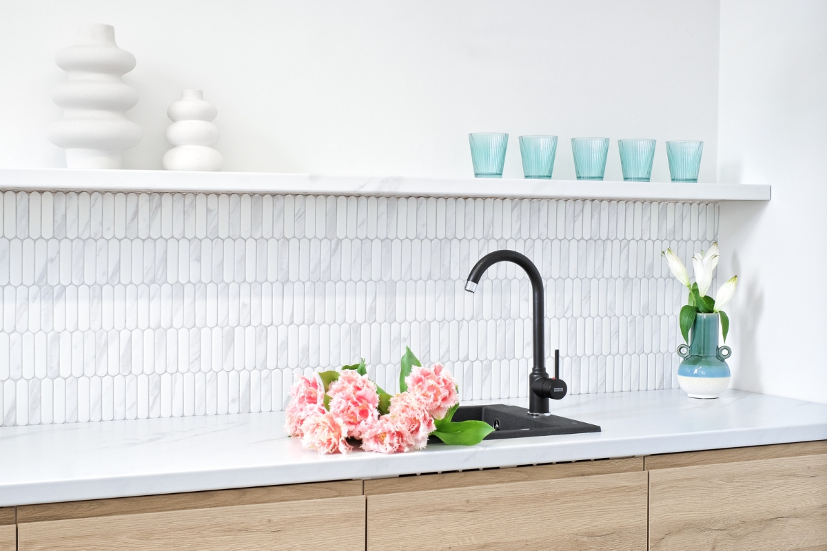kuchnia z marmurowym blatem oraz mozaika eclair paris marble od raw decor na scianie