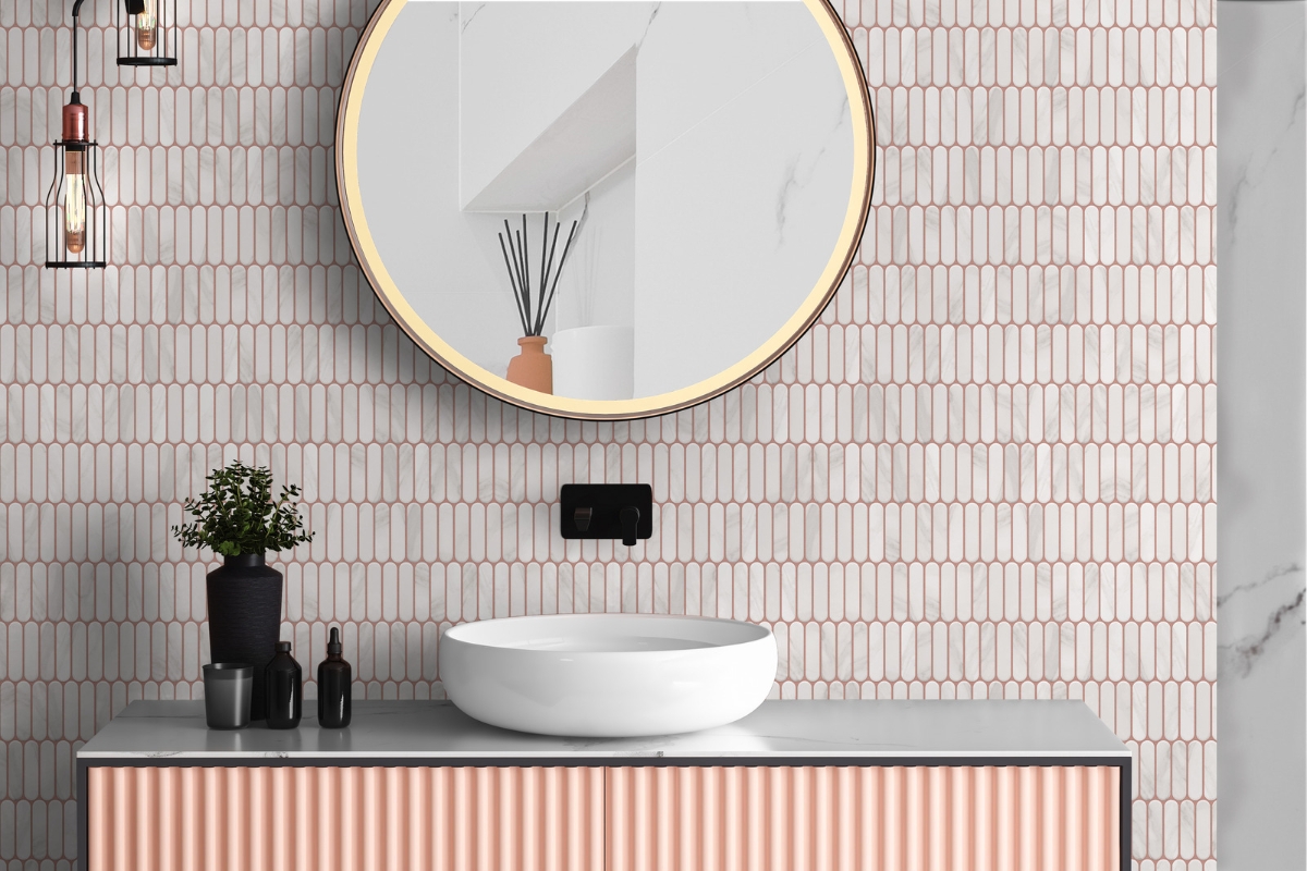 zbliżenie na ścianę łazienki z mozaiki eclair paris marble raw decor nowoczesna szafka okrągłe lustro