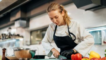Zobacz, jakie koszulki gastronomiczne warto wybrać