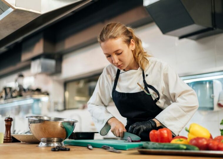 Zobacz, jakie koszulki gastronomiczne warto wybrać
