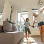 Dlaczego klimatyzacja w nasłonecznionym apartamencie to dziś standard, a nie luksus